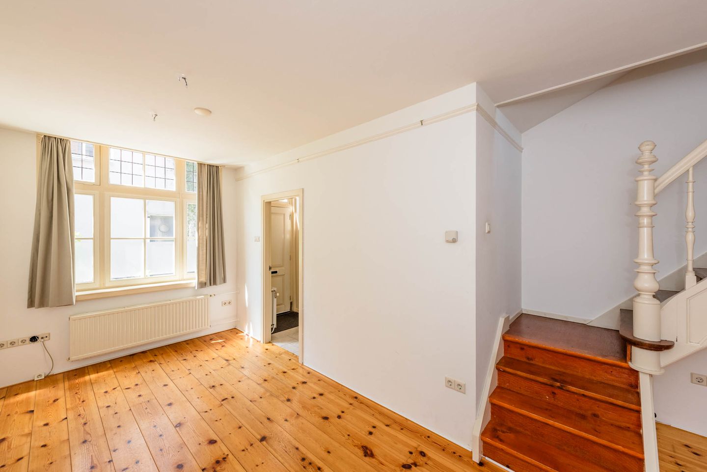 Photo 10 of Lange Raamstraat 33