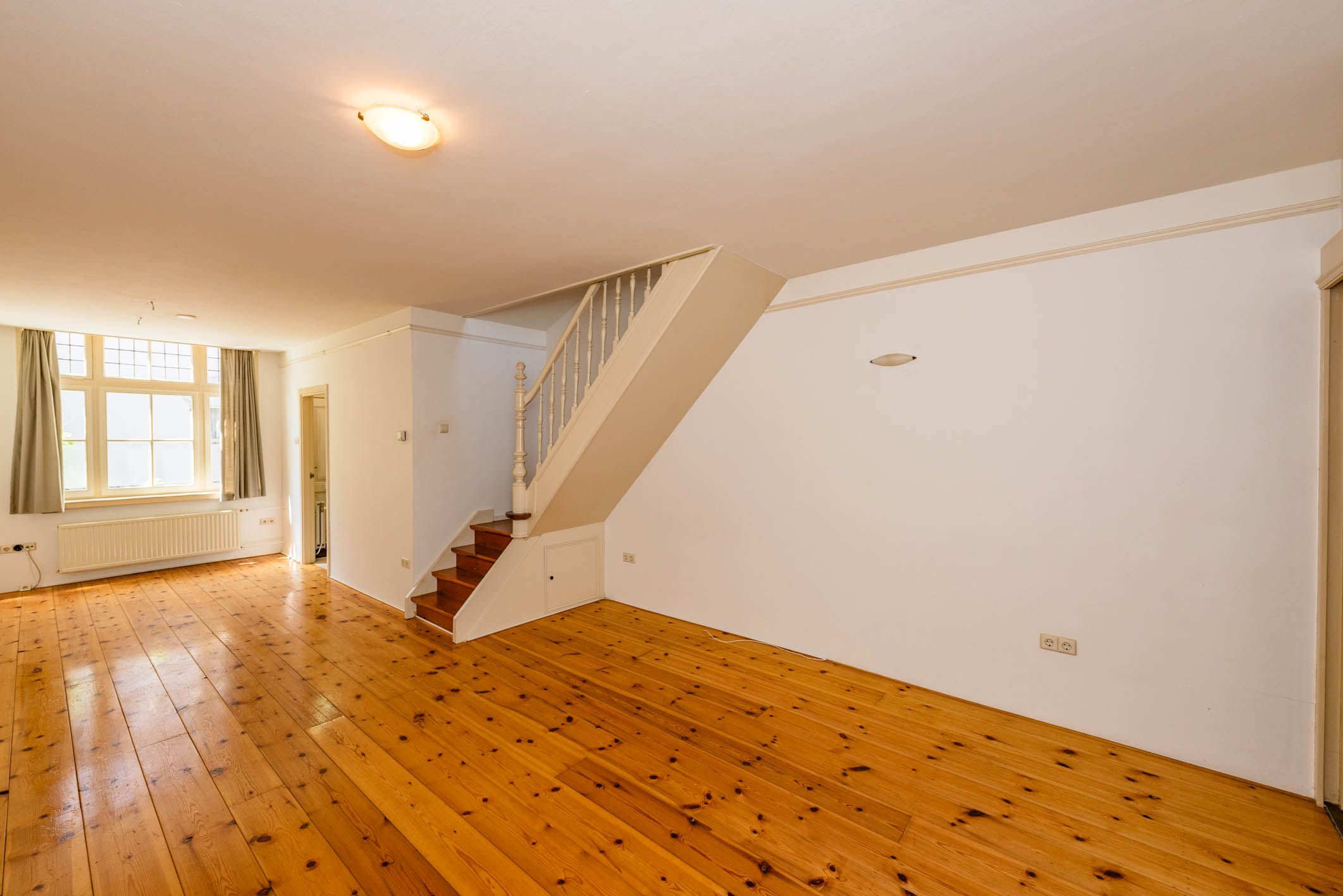 Photo 12 of Lange Raamstraat 33