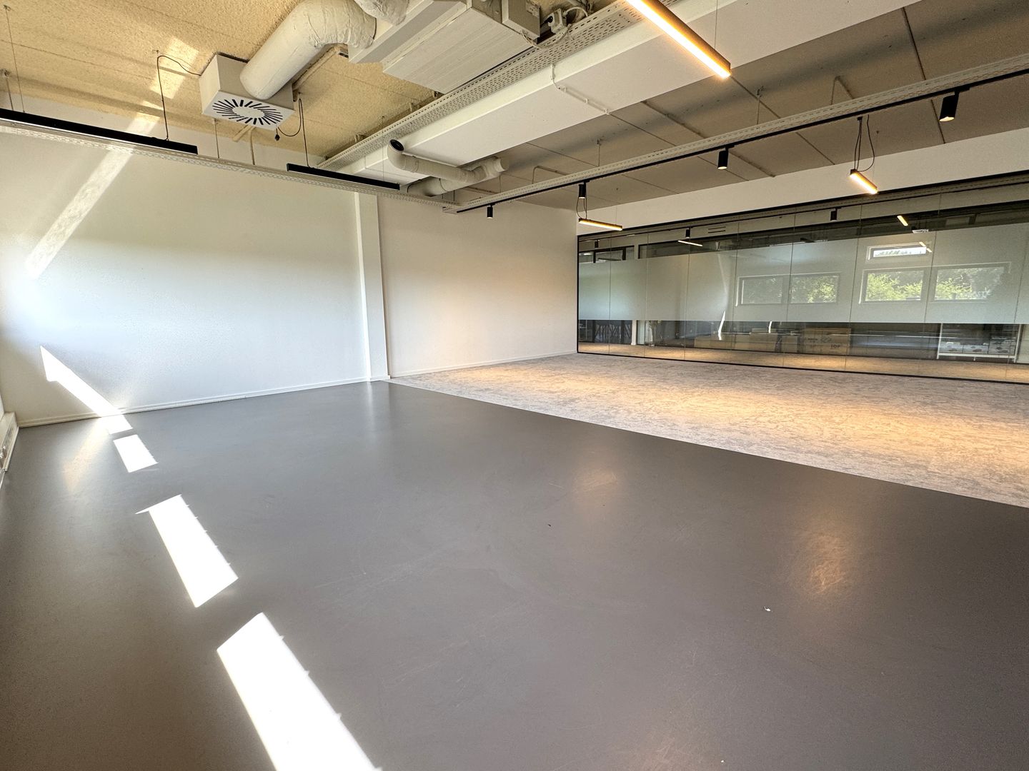 View photo 4 of Randstad 22 13