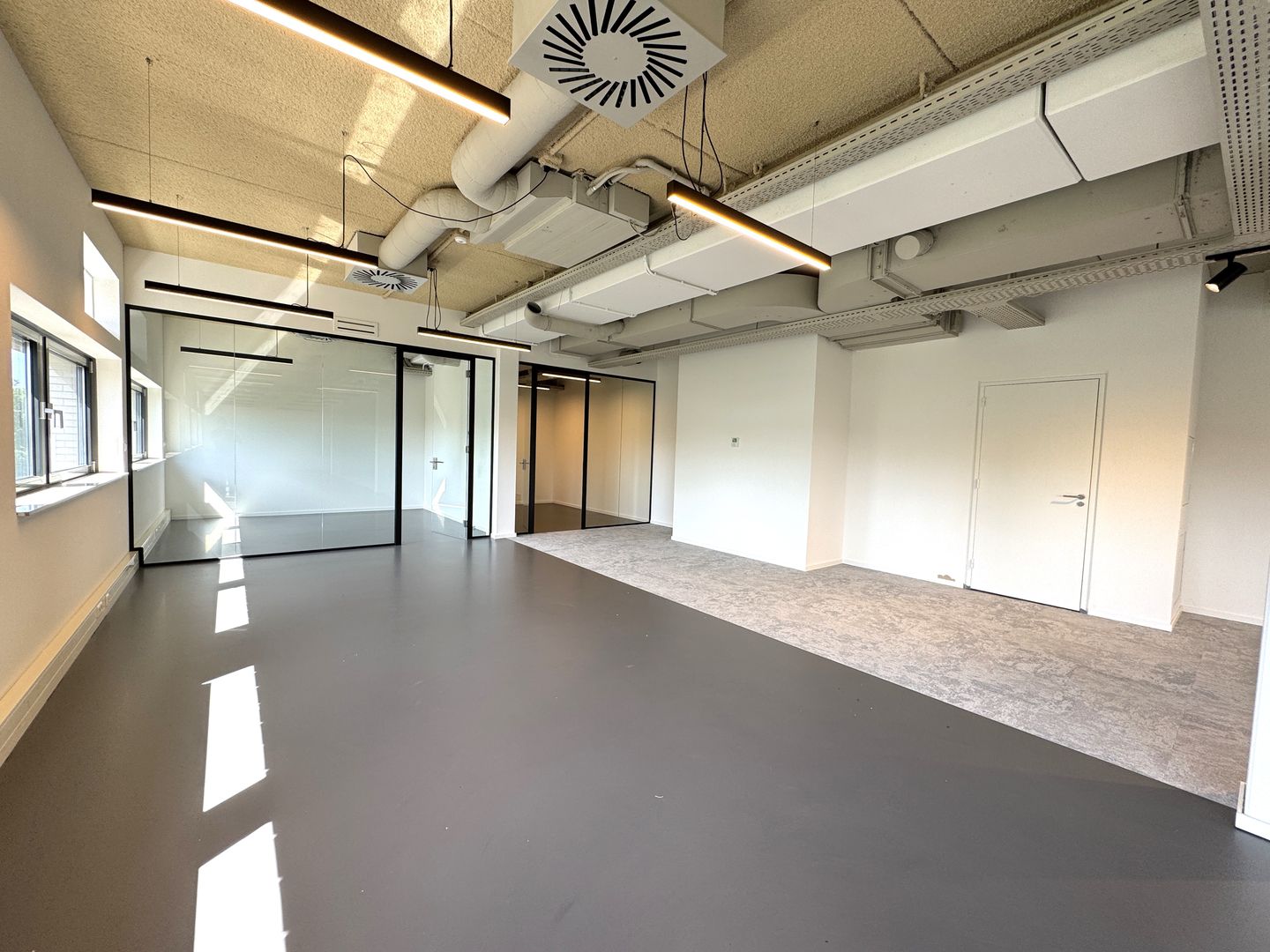 View photo 1 of Randstad 22 15