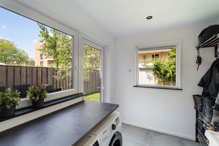 Foto 26 van Van Limburg Stirumplantsoen 24