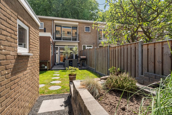 Foto 37 van Van Limburg Stirumplantsoen 24