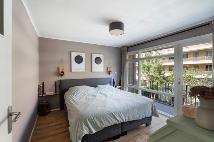 Foto 45 van Van Limburg Stirumplantsoen 24