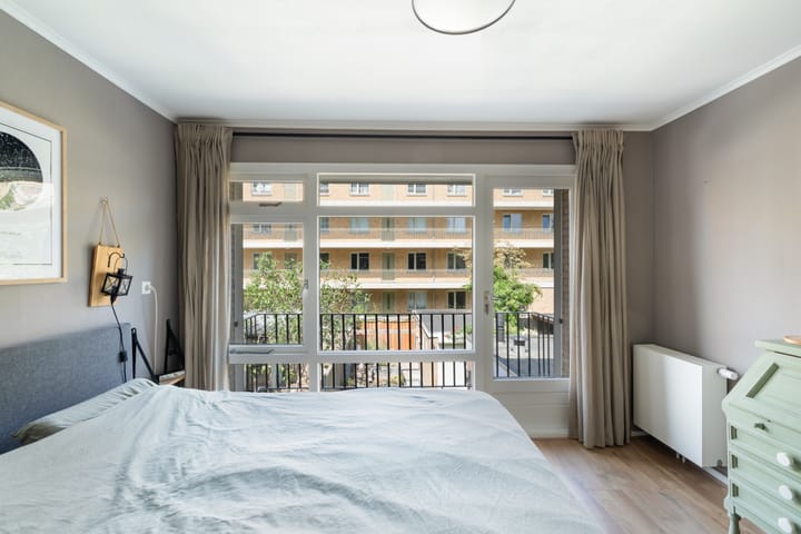 Foto 46 van Van Limburg Stirumplantsoen 24