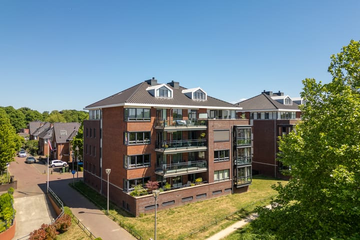 Foto 1 van Burgemeester Van den Helmlaan 85