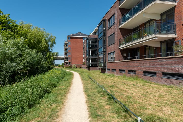 Foto 54 van Burgemeester Van den Helmlaan 85