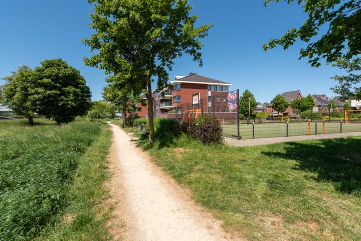 Foto 55 van Burgemeester Van den Helmlaan 85