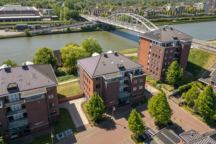 Foto 56 van Burgemeester Van den Helmlaan 85