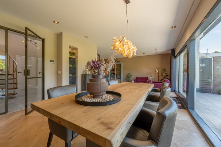 Foto 10 van van Limburg Stirumlaan 13