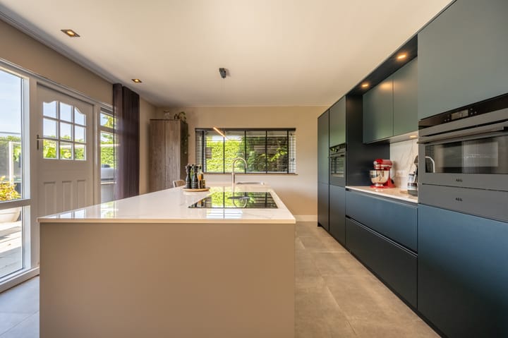 Foto 21 van van Limburg Stirumlaan 13