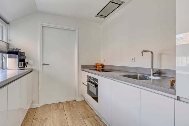 Photo 18 of Commanderiestraat 15