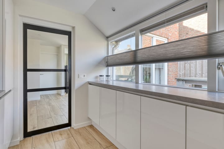 Photo 19 of Commanderiestraat 15