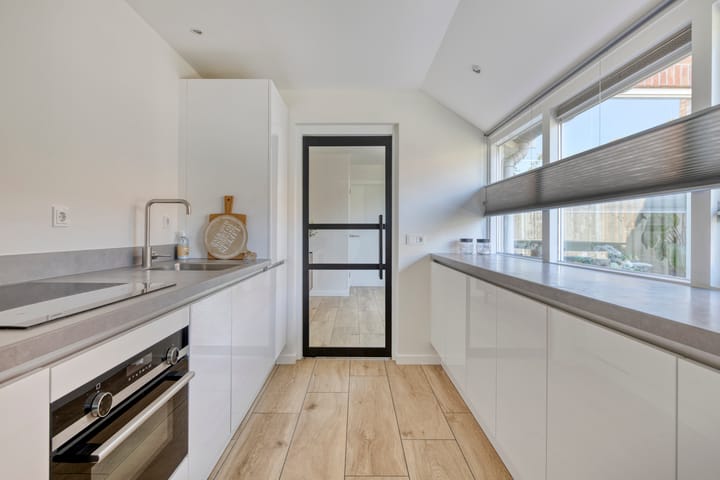 Photo 21 of Commanderiestraat 15