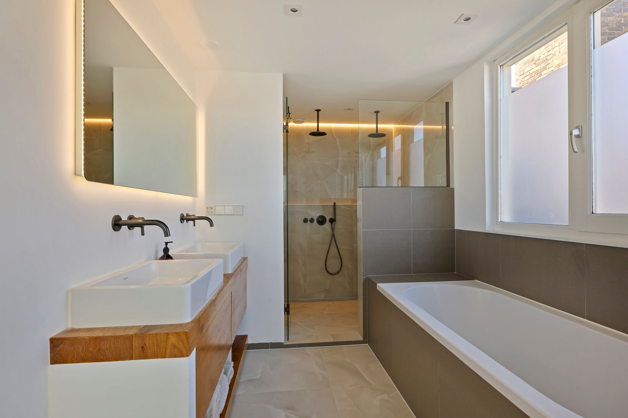 Photo 24 of Van Tuyll van Serooskerkenplein 44-3