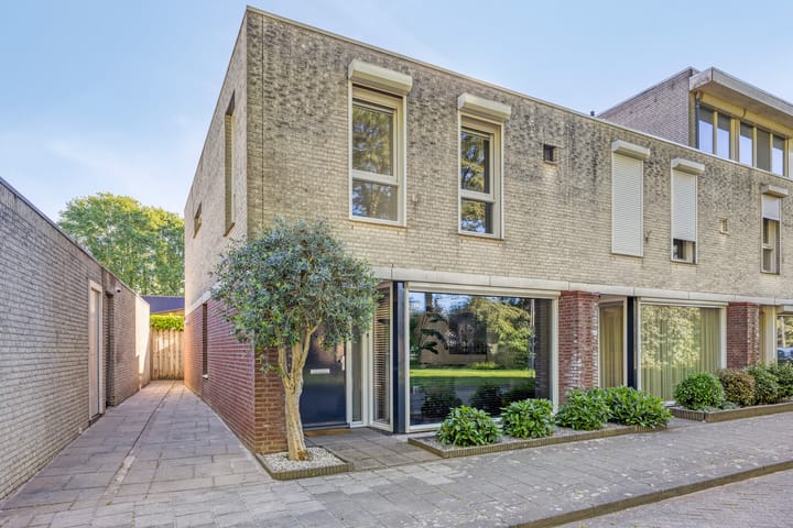 Photo 2 of Van Veldekestraat 7