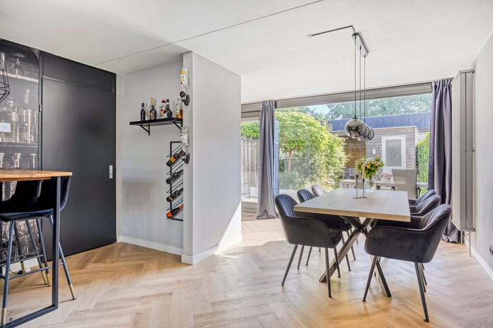 Photo 3 of Van Veldekestraat 7