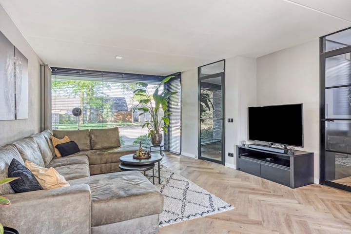 Photo 5 of Van Veldekestraat 7