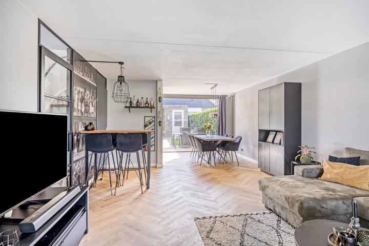 Photo 6 of Van Veldekestraat 7