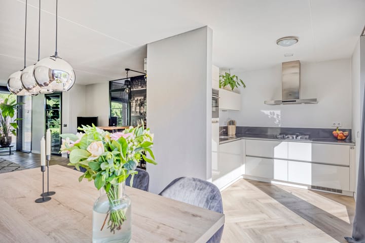 Photo 8 of Van Veldekestraat 7