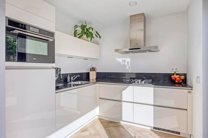 Photo 9 of Van Veldekestraat 7