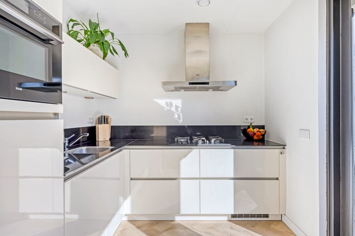 Photo 10 of Van Veldekestraat 7