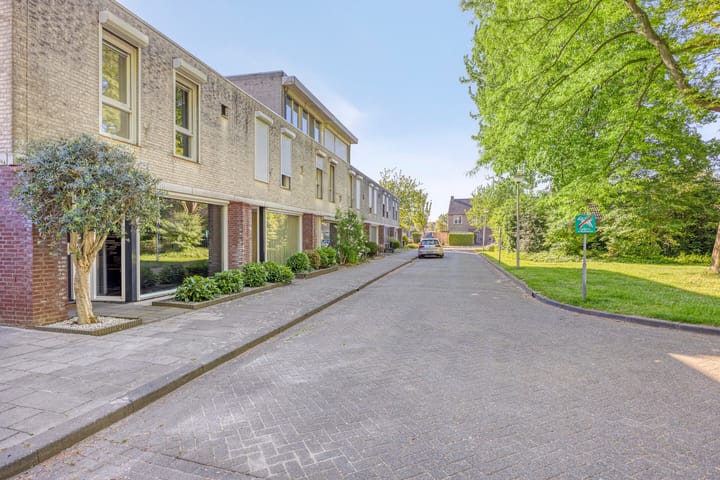 Photo 26 of Van Veldekestraat 7