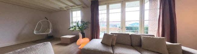 De fijne woonkamer met houthaard