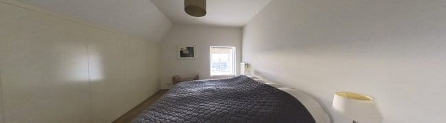 1 van de ruime slaapkamers met vaste kastenwand