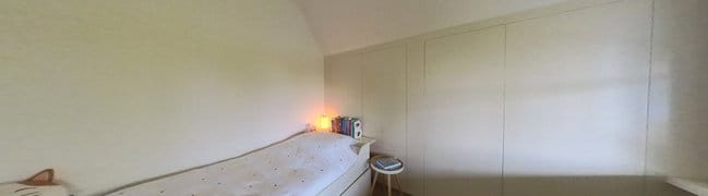 Fijne slaapkamer met vaste kastenwand