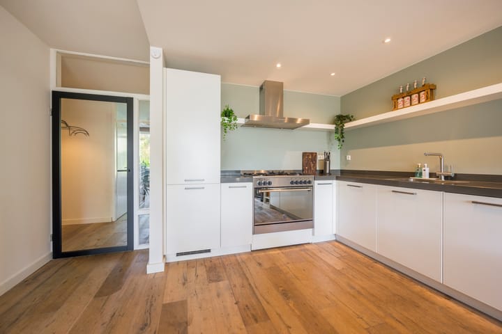 Photo 11 of van Weedestraat 77