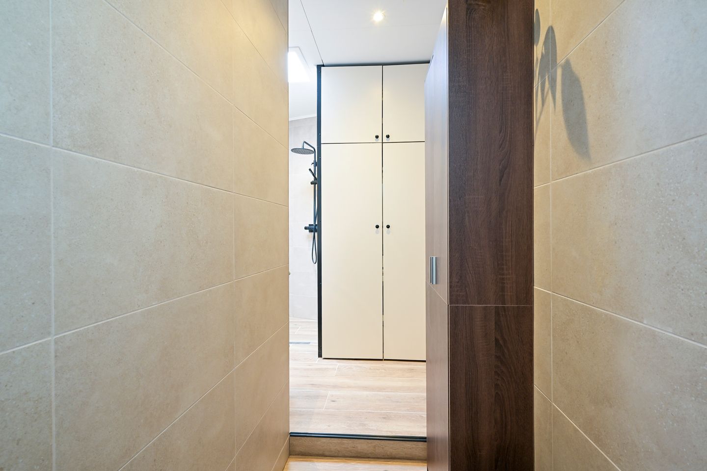 Foto 25 van Caan van Necklaan 288