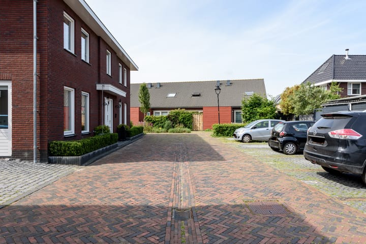 Foto 60 van Charles Barklastraat 17