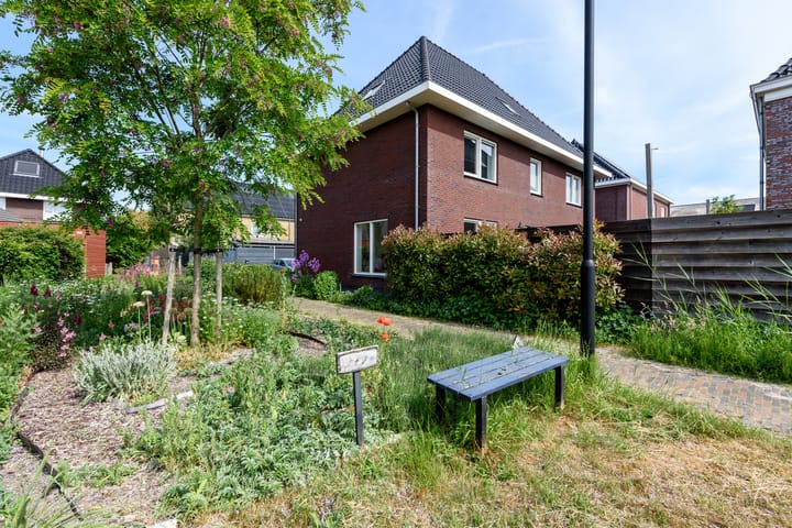 Foto 61 van Charles Barklastraat 17