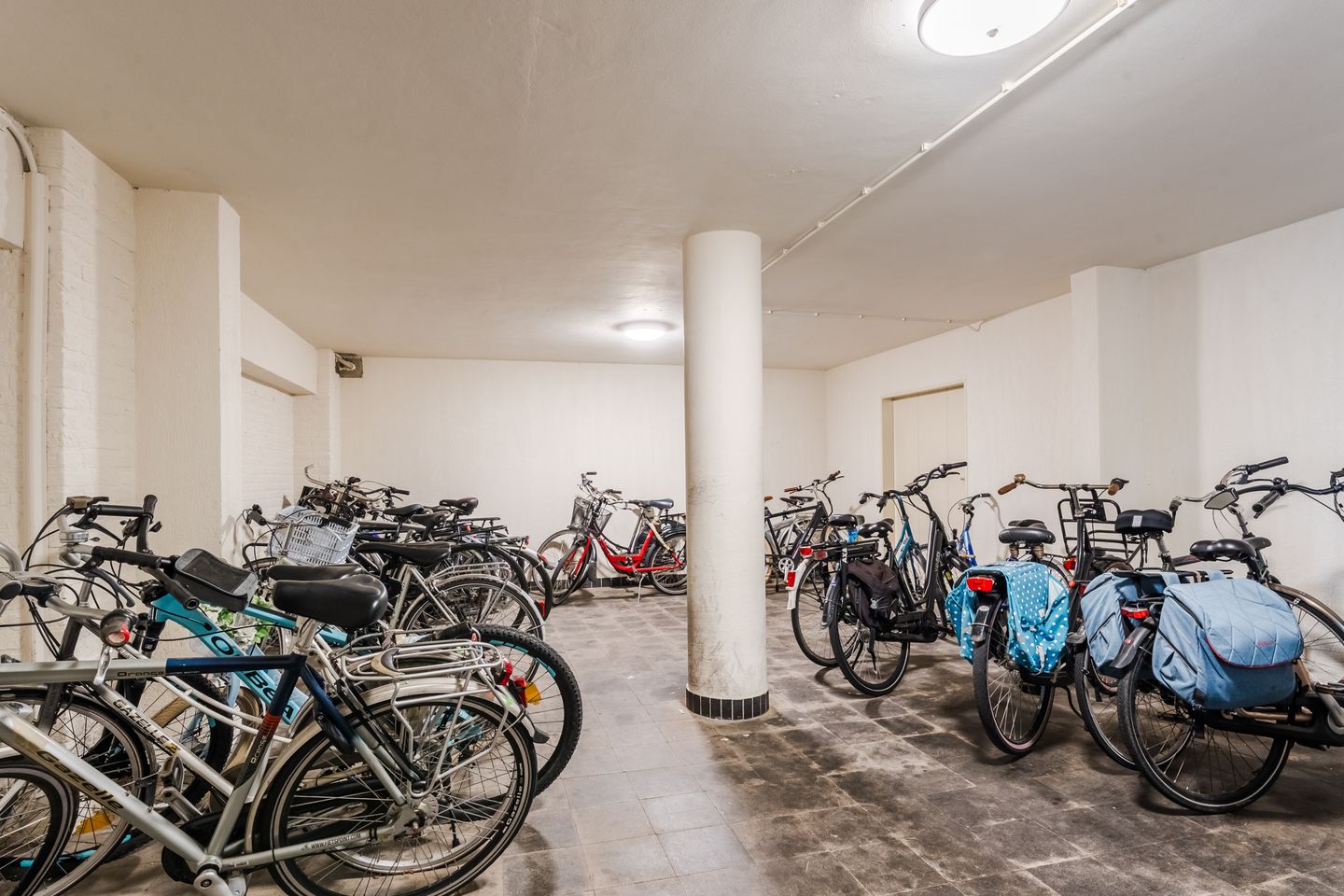 Photo 29 of Aert van Neslaan 406