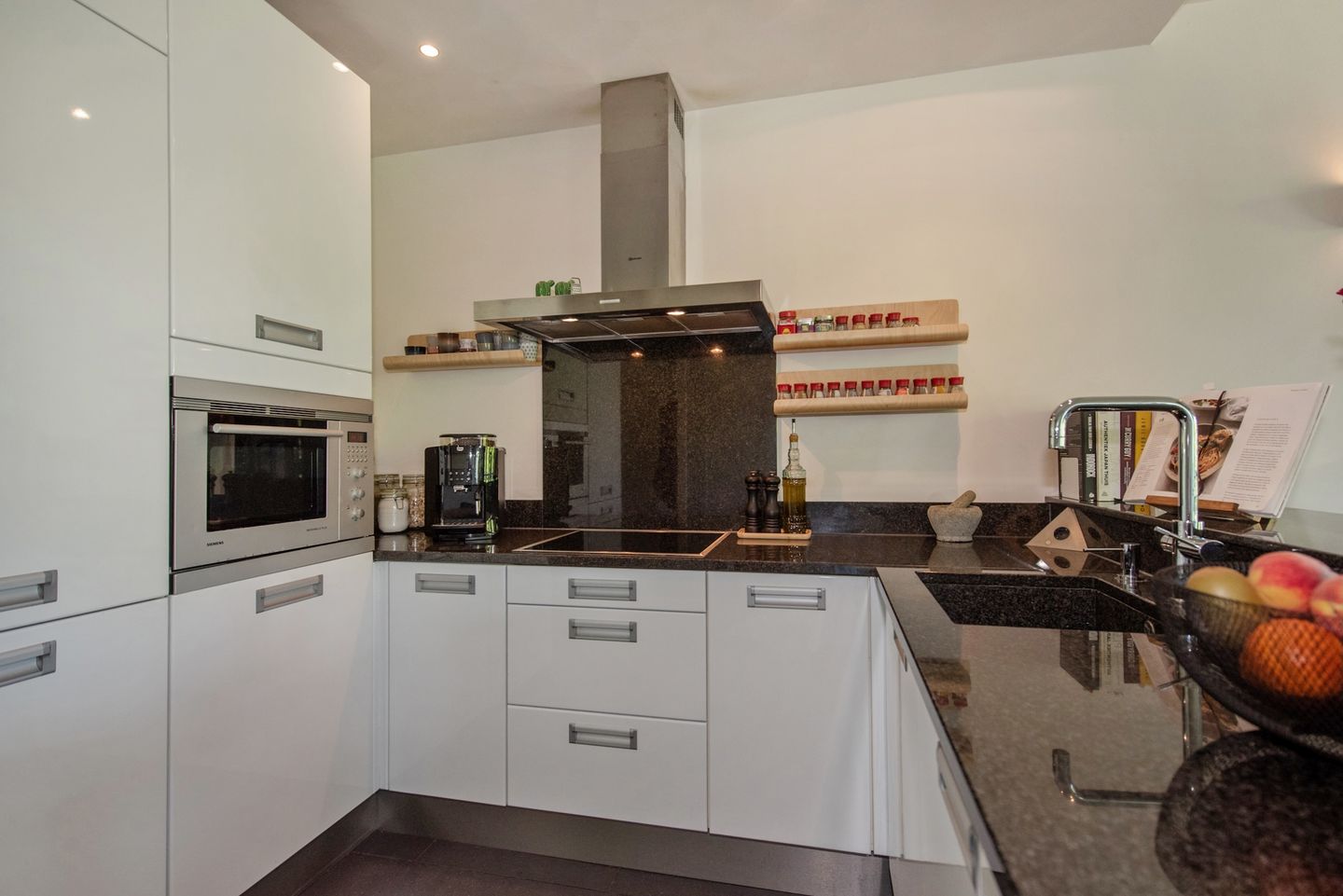 Photo 4 of Roland Holstlaan 997