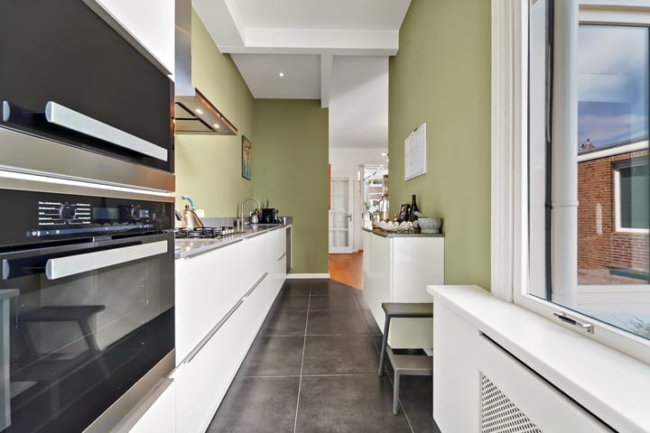 Photo 15 of Van Beverningkstraat 112