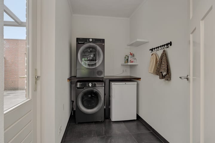 Foto 15 van Parallelweg 150