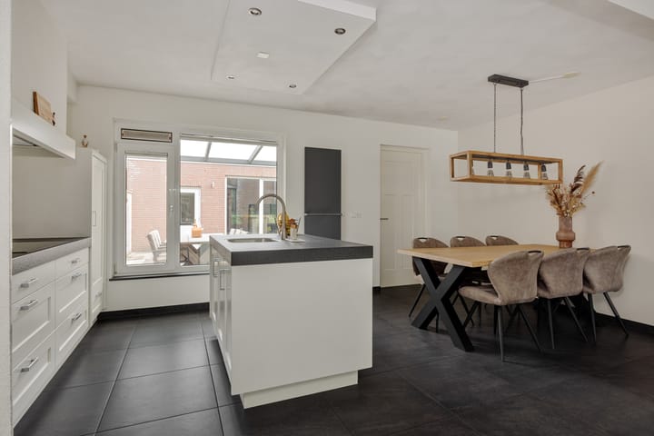 Foto 14 van Parallelweg 150