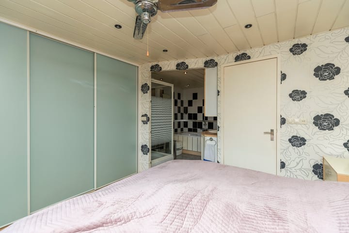 Photo 15 of Van Langendonckstraat 32