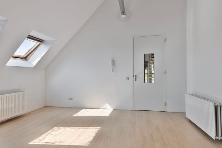 Foto 7 van Meeuwerderweg 75-18