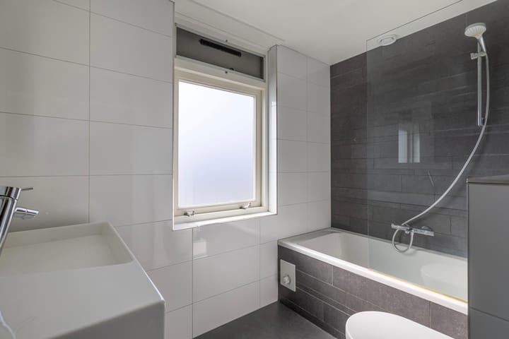 Photo 40 of Leliestraat 9