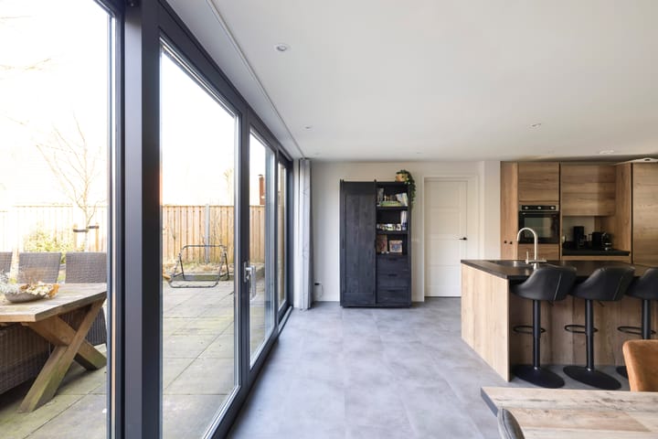 Photo 16 of Leliestraat 9