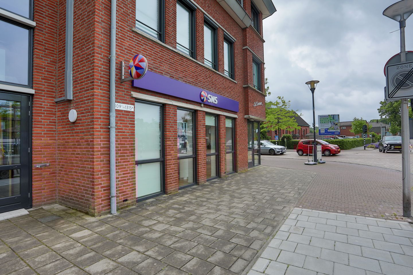Bekijk foto 2 van Gronausestraat 1307