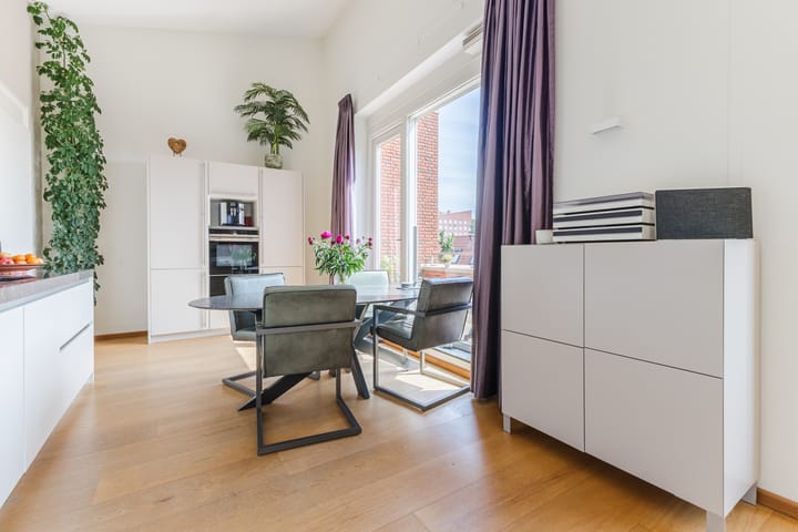 Photo 13 of Hooftstraat 137