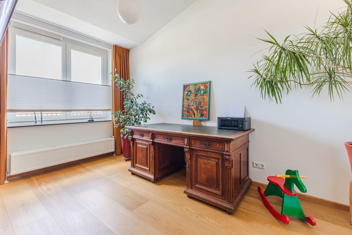 Photo 22 of Hooftstraat 137