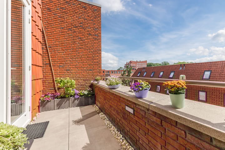 Photo 31 of Hooftstraat 137