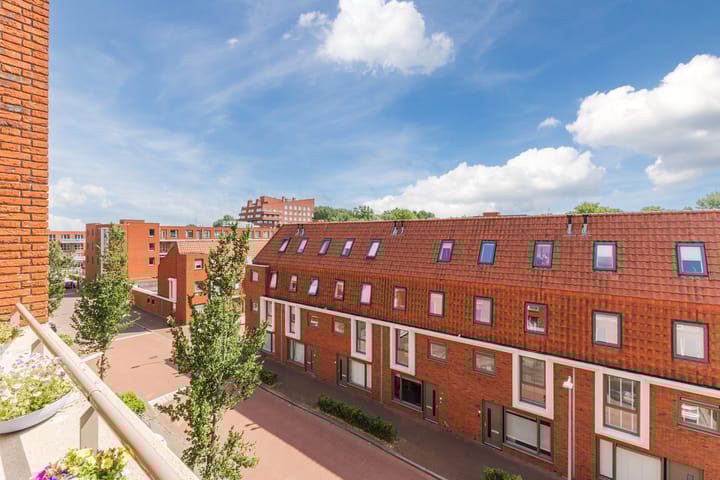 Photo 32 of Hooftstraat 137