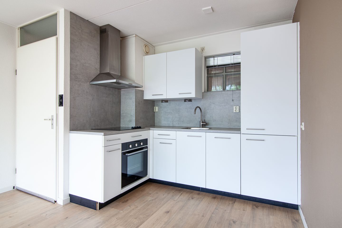 Foto 14 van Raam 196-B