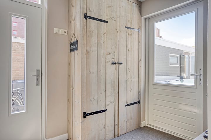 Photo 19 of Oostzeestraat 33