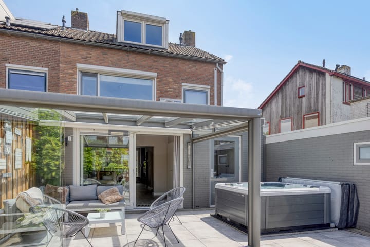 Photo 36 of Oostzeestraat 33